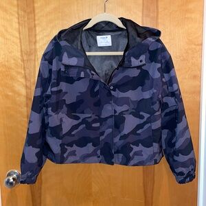 Cute crop grey blue camo windbreaker.
